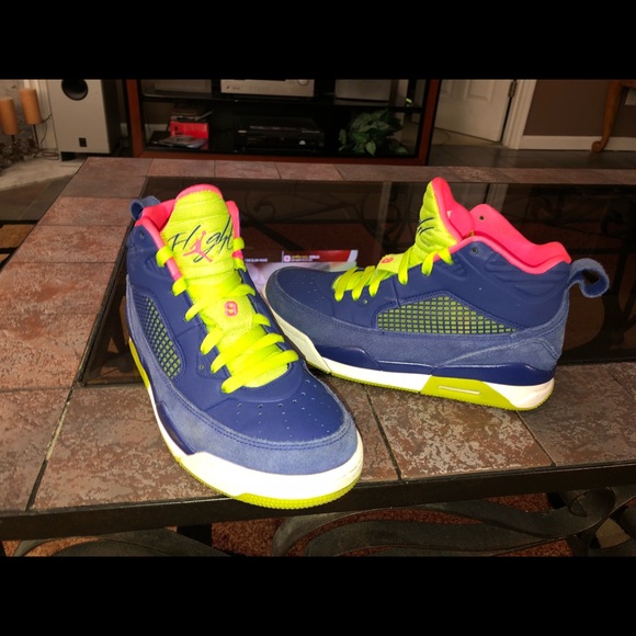 Jordan Flight Size 6M Ladies (Like New) - Picture 2 of 7